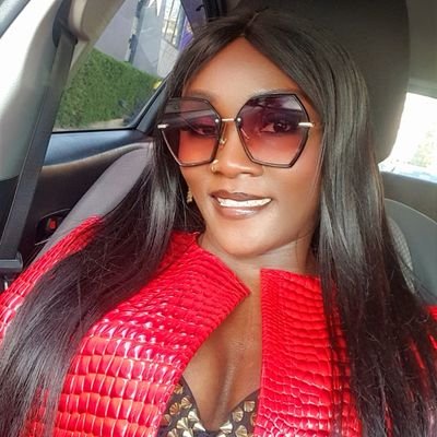 NthenyaKiilu's profile picture. Non ducor, duco.
It's not a tiara, I bedazzled my horns.