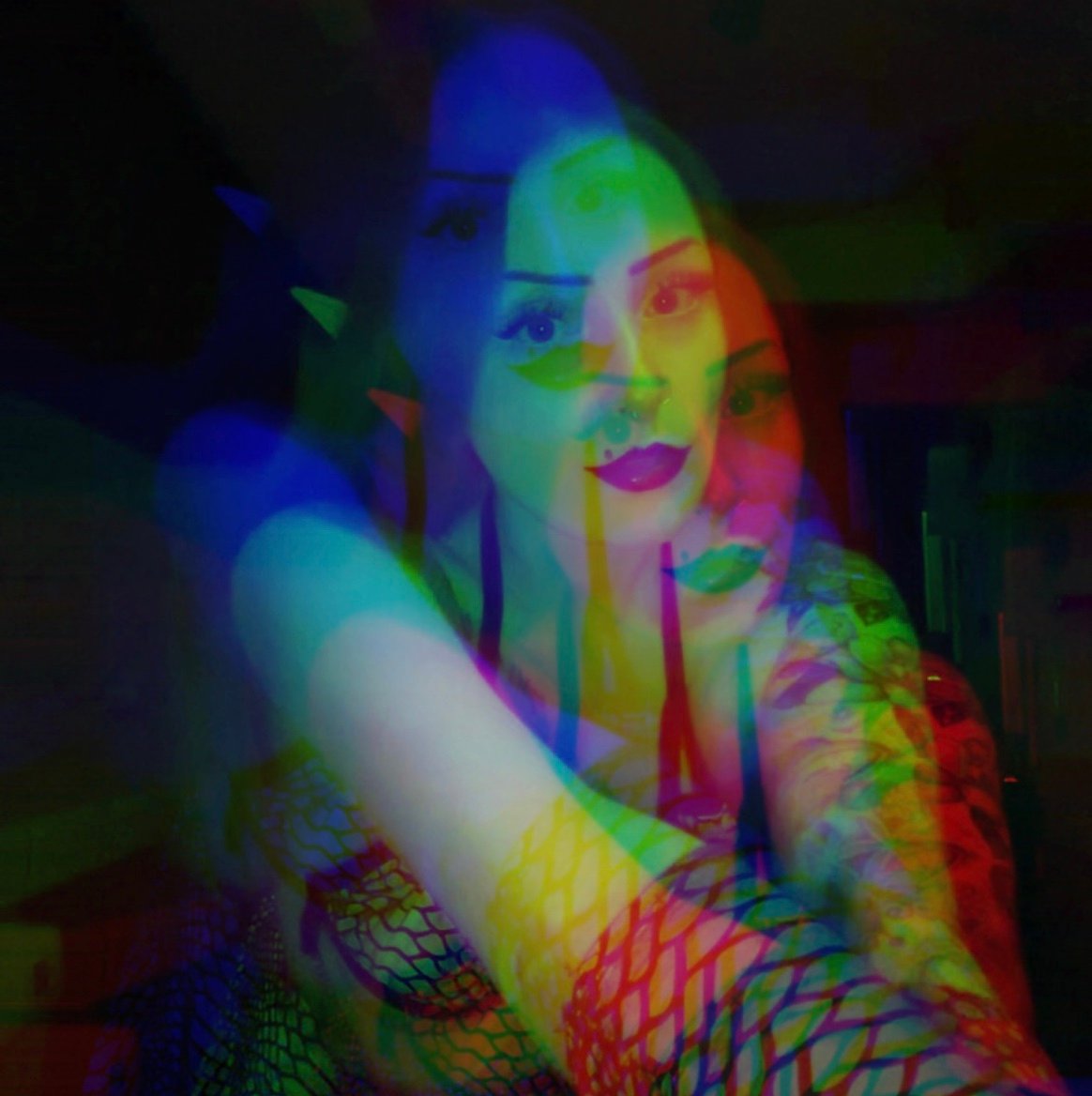 fffferal's profile picture. 🦋 solve et coagula 📚🌞🪐🔮🎨🧚🏻‍♀️♓️💫 all that we see or seem is but a dream within a dream