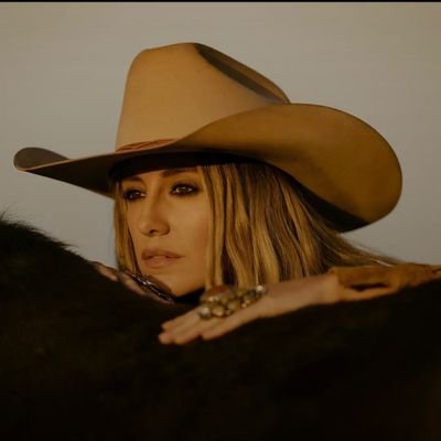 zehragkkaya2's profile picture. the whirlwind(Deluxe) album are your new favorite listens 🎶