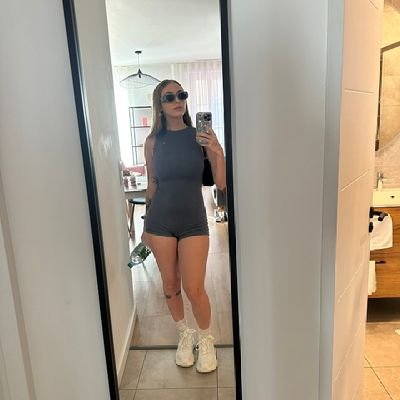 AmeliaBenj40604's profile picture. 