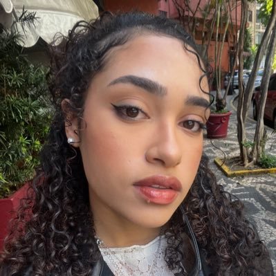 _larissambm's profile picture. 