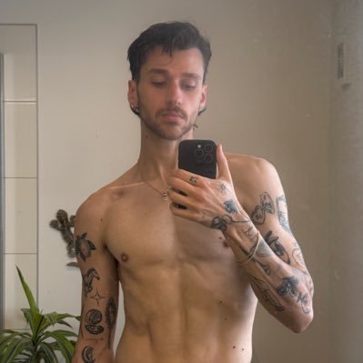 lachywc's profile picture. (𝘓𝘰𝘤𝘬-𝘦)