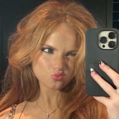 sorraelin's profile picture. agatha fucking volkomenn.