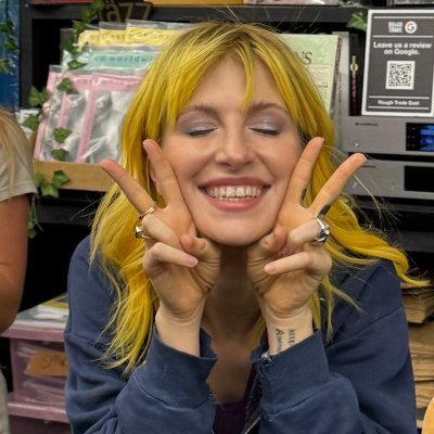 butitoldyouso's profile picture. all my fave artists are 2 apples tall

🧡🤍🩷
