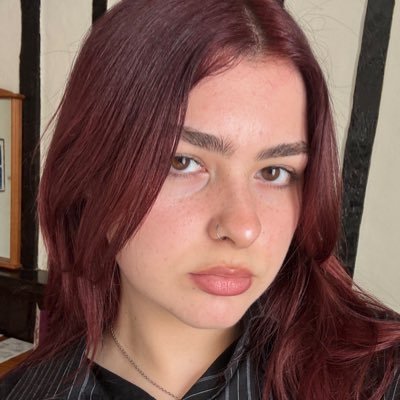 ladoreya's profile picture. ⊹ ˚ ⋆ .ılı.llı. ⋆ ˚ ⊹ now playing ▶︎ CHIHIRO - billie eilish