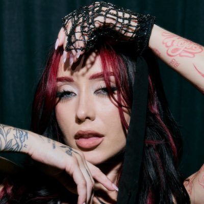 tuli_acostaa's profile picture. “Amiga, perdón” ya está disponibleeeee💟🖤💟