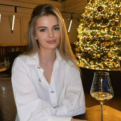 sofia_sofieee's profile picture. 🌷 Living life in full bloom  💖 Fashion lover ✨ Sparkle wherever I go