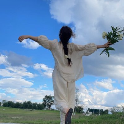 frozen64h's profile picture. 私は花と木が好きです。それらはいつも蝶のように美しく見えます。