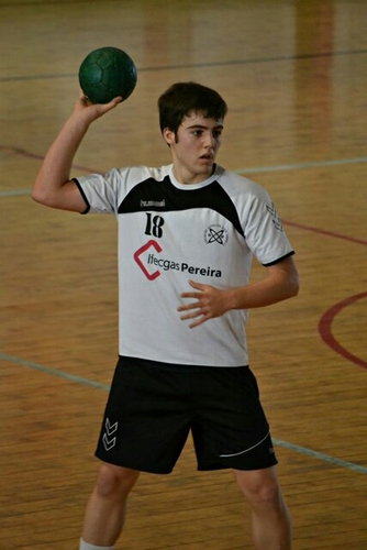 Jugador del xiria de balonmano,curso 1ºde Bach,seguidor del depor a muerte.