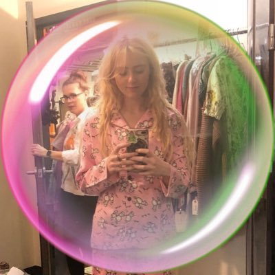 sadliisa's profile picture. minor ⤷ bee kind 🐝 ⟢ kathryn notice 1x 𝝑𝝔