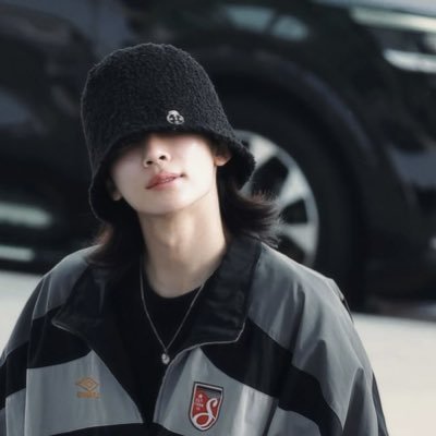 i444evh's profile picture. and it’s rare finding lilies in the wild #readlocal