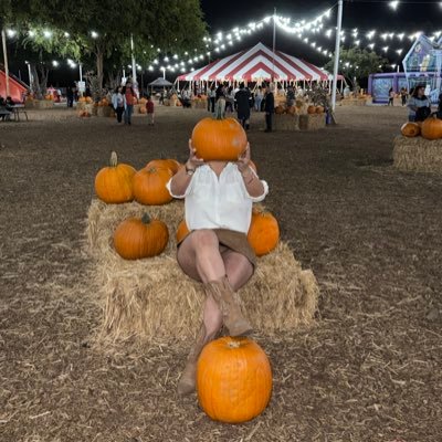 TheRealBetel's profile picture. 🇲🇽Mex girl trying to be memorable💫 💻Business lover 🗂 ✍🏼Frustrated writer 📇 👩🏻‍🏫English teacher 🇺🇸 🗺Spontaneous traveler ❤️‍🩹Dream big, fight hard