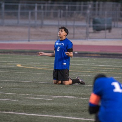 reyess6_'s profile picture. #6/CM,CDM/CO ‘27/3.4 GPA/⚽️🏈/ NSHSS / molinareyes277@gmail.com