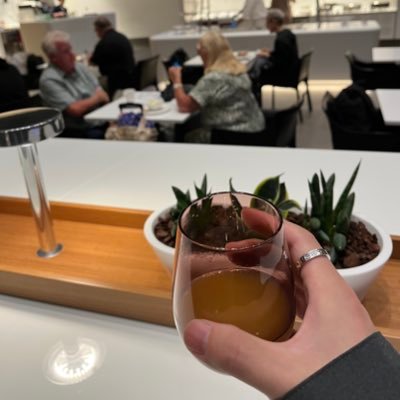 Baiwanguadao's profile picture. 爱一个人是藏不住的 但是爱两个一定要藏住