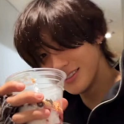 sibjrxanton's profile picture. t-anton