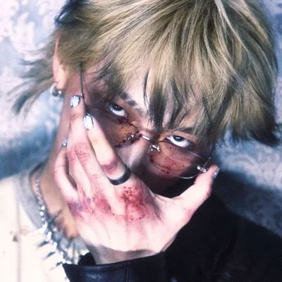 your4Star's profile picture. esp/eng.                
If we live fast let us die young.                                🌟