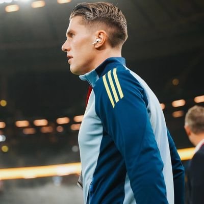 GoonerballFC's profile picture. I am a songwriter! 

⚽️ #COYG