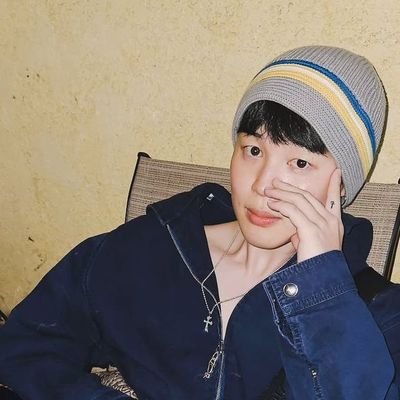 AdrianeTom81729's profile picture. 