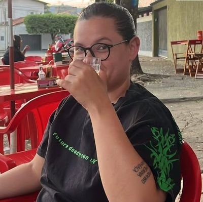 nandaveloso's profile picture. pedras no caminho? tropeço em todas