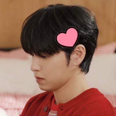 surprisingly97's profile picture. 힘내자 같이❤️