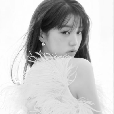 semilucient's profile picture. 🦢🫧💭🪞