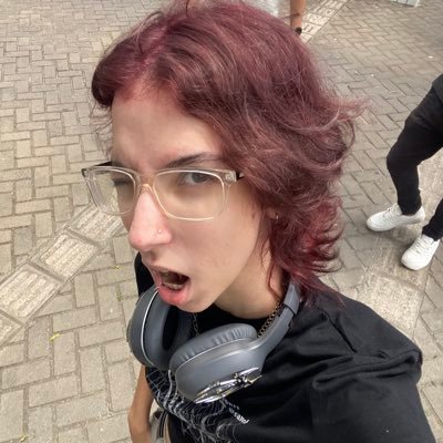 julesvrse's profile picture. será q o justin bieber já fumou um hoje?
