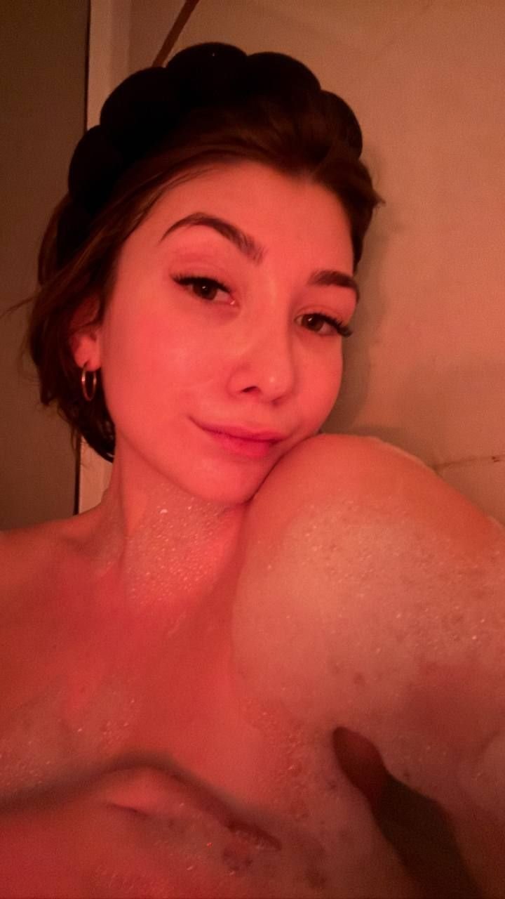 axskisha's profile picture. heyyy 19f - backup profile
searching for friends /besties to connect with