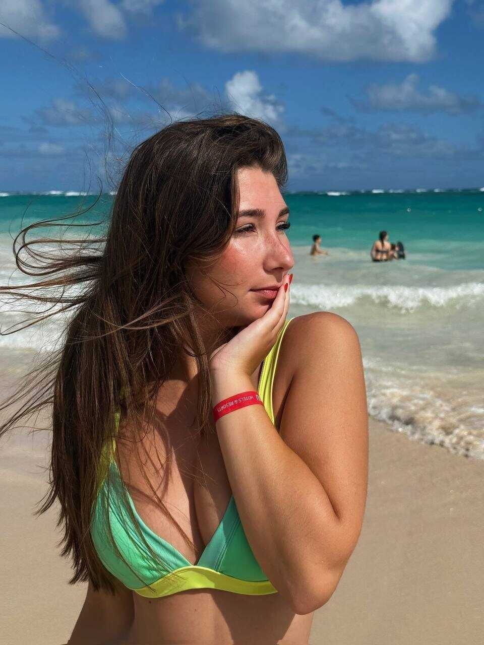 supreme_asel's profile picture. heyy 19f here - alt account
trying to find friends /besties for chats