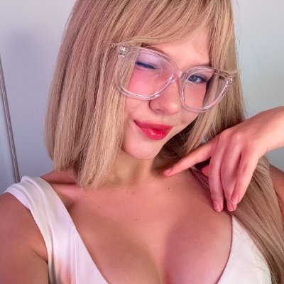 MiracleSerenes's profile picture. 🌸 Hi, I’m Lolla! A shy girl who loves cute things, soft touches, and teasing... just a little~ 💕