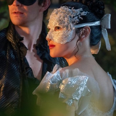 CholeOrSam's profile picture. get in the car it’s benophie’s season