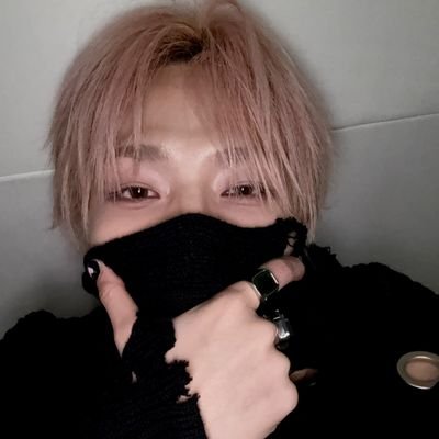 Rnikyuu9623's profile picture. Do not never cover a book  from the cover?        

୧ ⋅ ☆
~★ ! 02 · 🌜

 ──★ ˙ ̟ ! ncejholic🗯