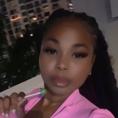 therealaanaa's profile picture. her 🦋