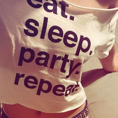 wonwooboykisser's profile picture. vivo num clipe sem nexo um Pierrot retrocesso meio bossa nova e rock'n roll faz parte do meu show