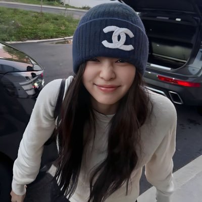 csmcjny's profile picture. ／ deite-se comigo diante da lareira, ficaremos a salvo das tempestades, lá em cima. ✿
