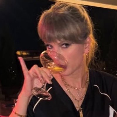 showgirlsol's profile picture. 