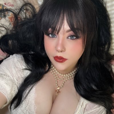 ViviOwnsYou's profile picture. Doll Face, Devil Heart, Always In Control ༺♡༻ @ServeVivi • £40/$50+ Tribute To Message 💌