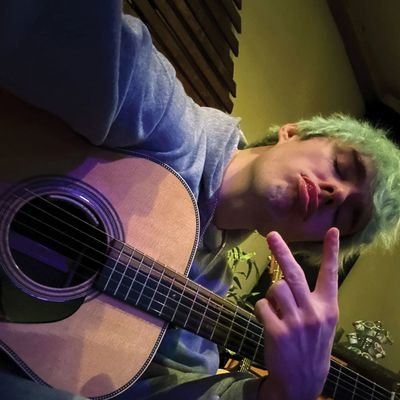 error13notfound's profile picture. grabbing beers with calum hood