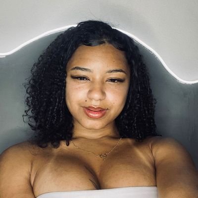 EmellyManso's profile picture. ♓ 

insta:@emellymanso