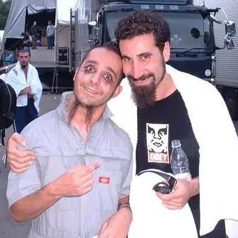 ateshbocekleri's profile picture. Hitler toplama kampına gidiyor. Bir tane Yahudiyi çevirip diyor ki: 2 artı 2 kaç eder? O da diyor ki: 5 Sonra Hitler askere dönüp diyor ki: Bu nasıl toplama kam