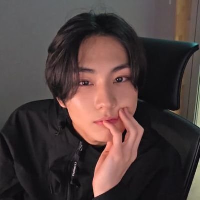 iydnoceda's profile picture. eu,  jungwon e jeongyeon assistindo kpdh e dividindo o fone