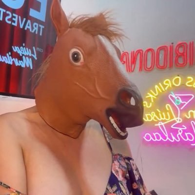 luisamarilaccc's profile picture. E teve boatos que eu ainda estava na pior" 👑 🎥 Youtuber e criadora de conteúdo 📚 Autora do Livro Eu Travesti Perfil gerenciado pela assesoria: @dygean