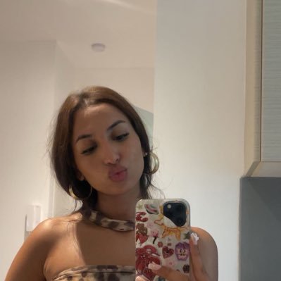 wiwidonut's profile picture. love is blind