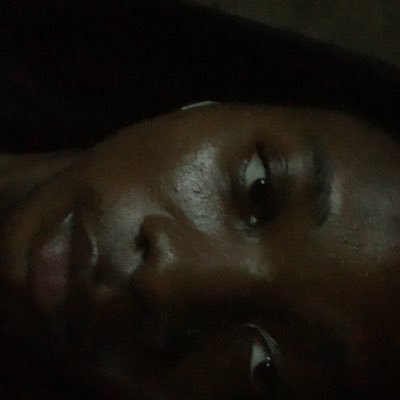 xoxo_nuel's profile picture. fidgety boi.