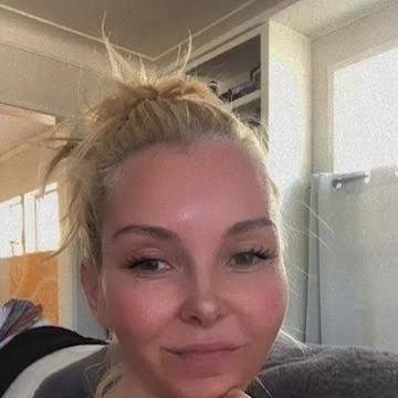 HandsNatas25450's profile picture. Hey everyone I'm new on here 👋
A calm and gentle lady 😍
  The hearts wants what It want♥️
    🌹Rip Gerald 💔😭