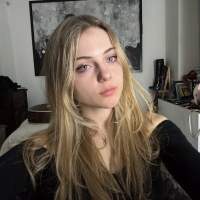 Cris93693211's profile picture. Immerse yourself in your own world and do whatever you want🌈