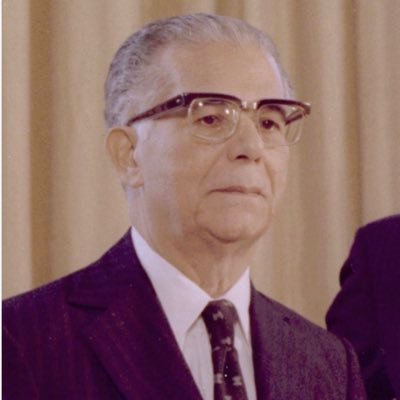 JoaBalaguer's profile picture. Con el premio Nobel entre las piernas