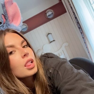 Juliana61891940's profile picture. 