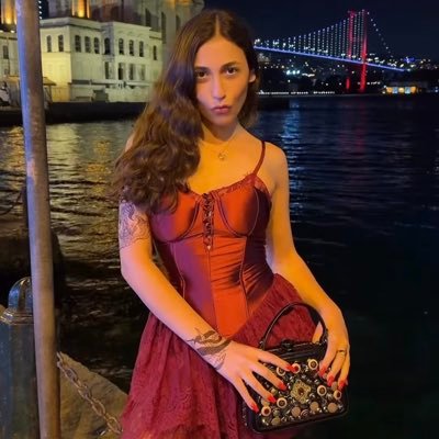 eylemkurtkazan's profile picture. takipçi isteklerini kabul etmiyorum:)) karanlığımdaki aydınlığım sensin. dışardan anlaşılmaz içerden çıkamazsın.Ay Burcu Kova. milyoner, feci zengin.🤑 SATANİZM