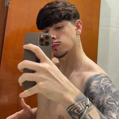 mtheuxsz's profile picture. ig: @ mtheuxsz
nothing hurts more than discovering that love was just an illusion