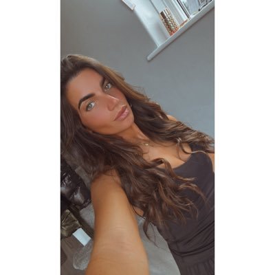 izzyfloris's profile picture. 